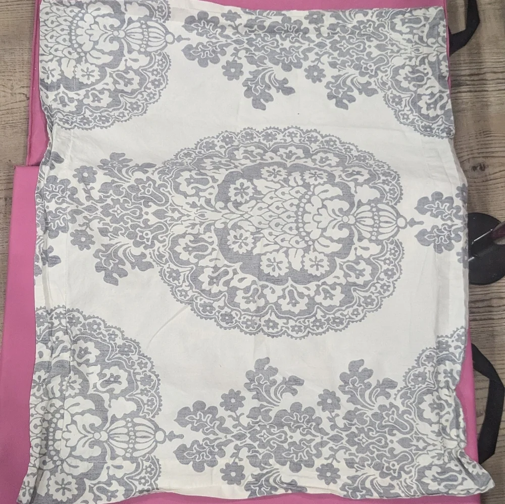 Pottery Barn 2 STANDARD Pillow Shams Lucianna Medallion
